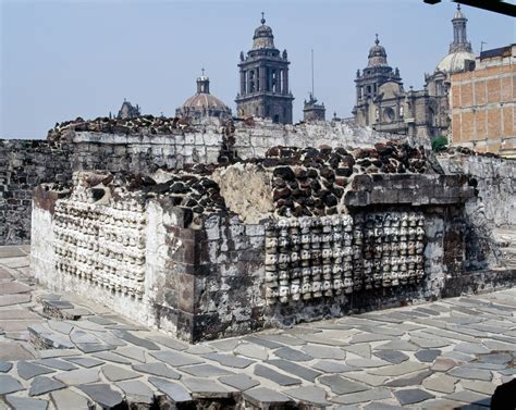  El Templo Mayor! Una Explorarción de la Arquitectura Religiosa en la Antigua Ciudad de México