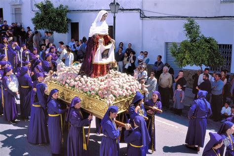  La Procesión de la Virgen: ¿Un Vistazo al Cosmos Interior de Lebedev?